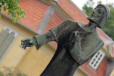 Bild: Nathan-der-Weise_Vor-dem-Lessinghaus
