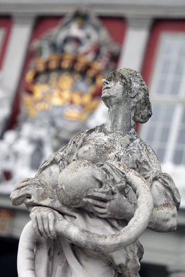 Bild: Schloss-Statue_Frau-mit-Schlange_Wolfenbuettel