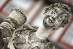 Schloss-Statue_Frau-mit-Kelch_Wolfenbuettel_ALT
