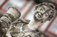 Schloss-Statue_Frau-mit-Kelch_Wolfenbuettel.jpg_ALT