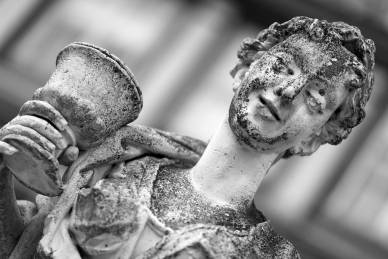 Bild: Schloss-Statue_Frau-mit-Kelch_Wolfenbuettel