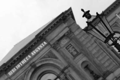 Bild: Laterne_August-Bibliothek_135mm-f5.6
